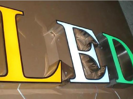 广汉介绍LED招牌的基础知识。